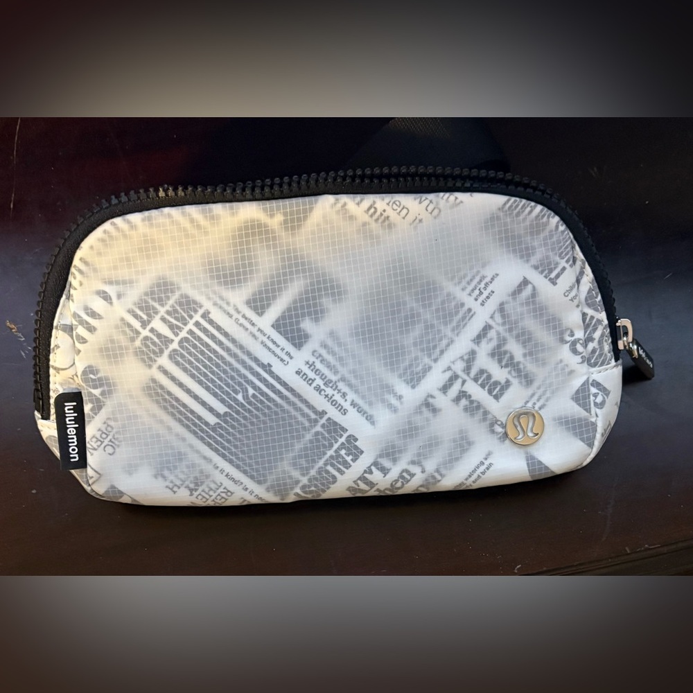 LULULEMON NEW Everywhere Belt Bag 1L
Manifesto Print